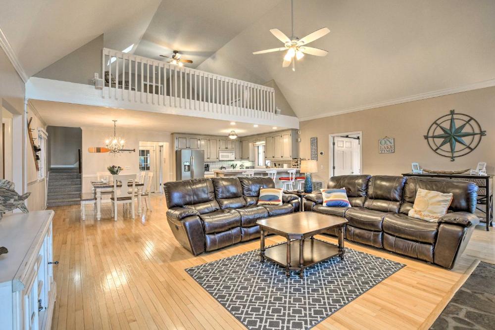 Lake Hartwell Home with Private Dock and Hot Tub!